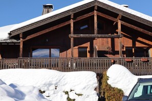 Vue du chalet en hiver