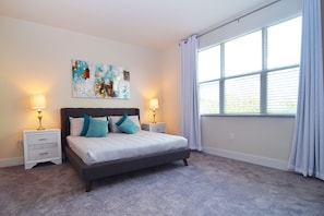 Large king master bedroom with en suite, Smart TV