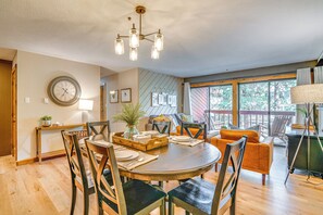 Dining Area | Dishware & Flatware Provided