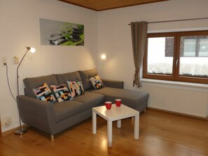 Couch, Eigentum, Möbel, Pflanze, Tabelle, Komfort, Fenster, Holz, Interior Design, Wohnzimmer