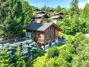 Pflanze, Eigentum, Gebäude, Fenster, Grün, Baum, Natürliche Landschaft, Haus, Gras, Himmel