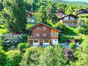 Pflanze, Fenster, Gebäude, Grün, Baum, Natürliche Landschaft, Haus, Vegetation, Grundstueck, Hütte
