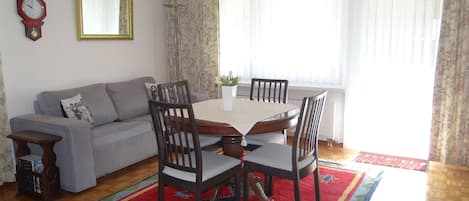 Table, Propriété, Meubles, Chaise, Bois, Éclairage, Design Intérieur, Sol, Cadre, Rideau