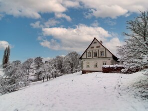 Wolke, Himmel, Gebäude, Schnee, Fenster, Natürliche Landschaft, Pflanze, Baum, Haus, Steigung