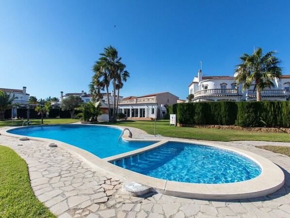 L'Eau, Plante, Ciel, Bâtiment, Propriété, Piscine, Bleu Azur, Arbre, Architecture, Loisir