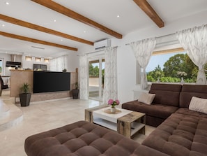 Couch, Möbel, Eigentum, Pflanze, Tabelle, Zimmerpflanze, Interior Design, Die Architektur, Wohnzimmer, Fussboden