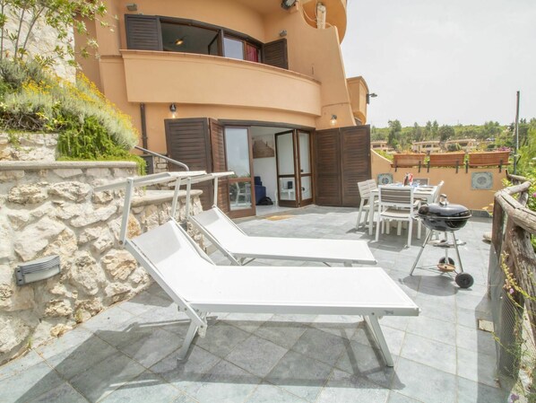 Plante, Propriété, Ciel, Bâtiment, Surface De La Route, Mobilier De Jardin, Ombre, Chaise, Sol, Design Urbain