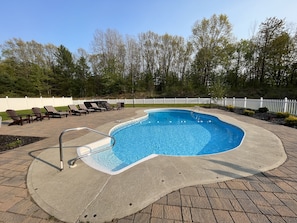 Heated InGround Pool, HotTub, BBQ, Ample Seating, Games (Golf, Bocce, Cornhole)