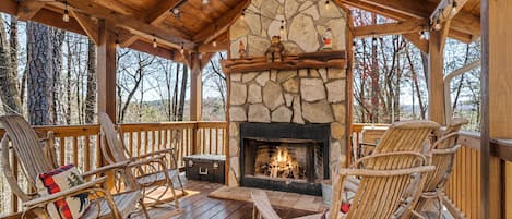 Blue Ridge Vacation Rental | 2BR + Loft | 3BA | Stairs Required | 2,988 Sq Ft