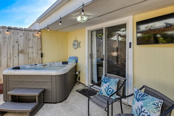 Relax and unwind in the hottub, even at night with the charming canned lights.