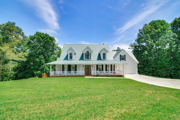 Jamestown Vacation Rental | 6BR | 5BA | 4,746 Sq Ft | 1 Step Required for Access