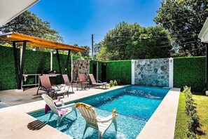 Pool & BBQ area