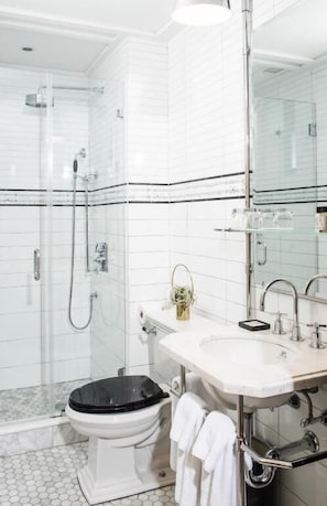 Bathroom with a shower. The essential toiletries and towels are provided