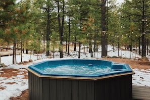 Hot tub in the Pines