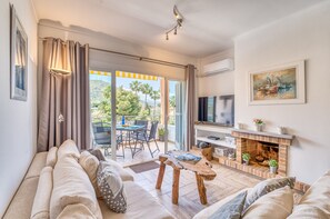 Luminous appartment with mountain and lake views