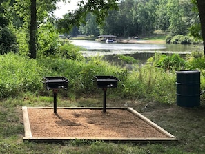 2 Charcoal grills