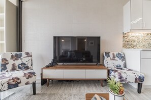 Living Room, Room, Indoors, Screen, Flooring
