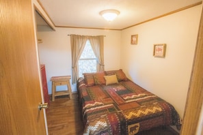 Queen bed in 2nd bedroom
