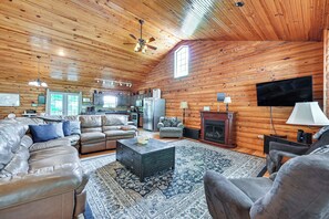 Living Room | Free WiFi | Central A/C & Heat