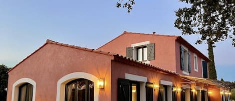 7 portes-fenetres  sur la facade arrière de 20 mètres donnant sur la terrasse