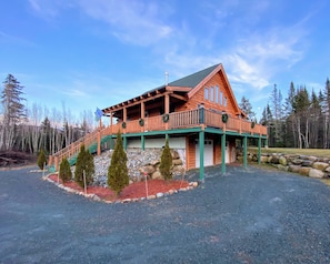 136MD modern log cabin with AC: less than 10 minutes from Bretton Woods! POOL PASSES!