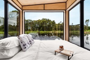 'Banksia' - Complete Dam Front Tiny Home in the Heart of Kangaroo Valley.

"Feel the magic of floating on the dam, whether it bed in the spacious bed or having an outdoor bath - you are at one with nature in complete privacy"