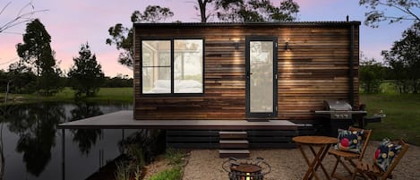 'Banksia' - Complete Dam Front Tiny Home in the Heart of Kangaroo Valley.

"Feel the magic of floating on the dam, whether it bed in the spacious bed or having an outdoor bath - you are at one with nature in complete privacy"