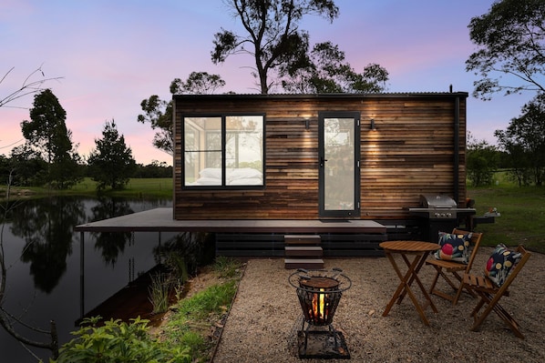 'Banksia' - Complete Dam Front Tiny Home in the Heart of Kangaroo Valley.

"Feel the magic of floating on the dam, whether it bed in the spacious bed or having an outdoor bath - you are at one with nature in complete privacy"