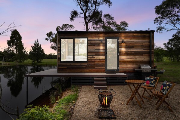 'Banksia' - Complete Dam Front Tiny Home in the Heart of Kangaroo Valley.

"Feel the magic of floating on the dam, whether it bed in the spacious bed or having an outdoor bath - you are at one with nature in complete privacy"