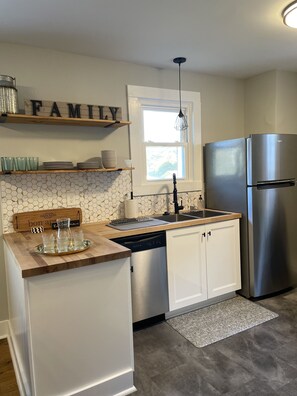 Fully equipped modern kitchen, new appliances