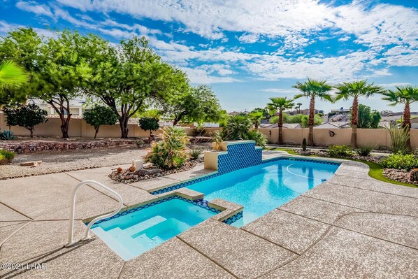 Pool and hot tub with plenty of room for the kids to play