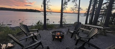 Enjoy a campfire with a stunning view !