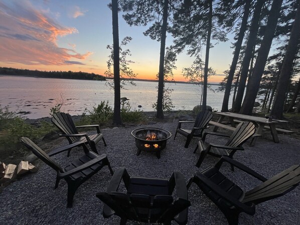 Enjoy a campfire with a stunning view !