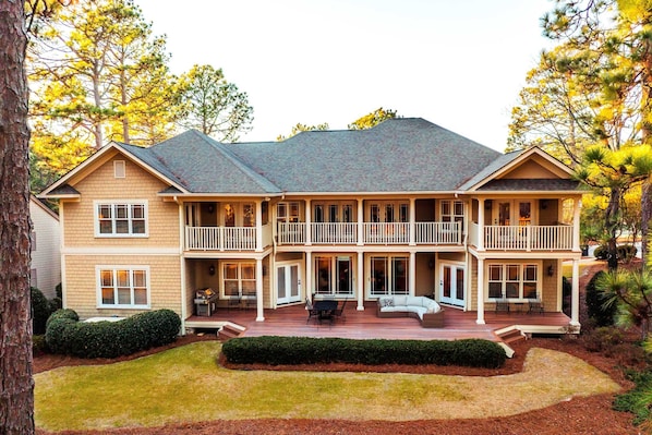 Relax on the luxurious deck lounge with amazing golf views!