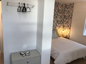 Espace rangement tringle et commode