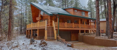Come stay at Bear Cabin in Pinetop