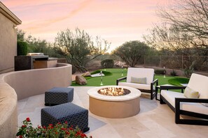Fire pit to enjoy those chilly nights and Amazing views of Arizona's Tropical Desert sunsets.