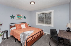 Queen memory foam bed w/work from home space.