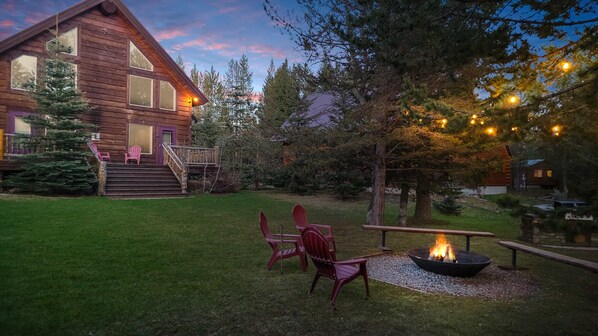 Mountain General ~ ample parking, hot tub, fire pit, big yard, and horseshoe pits!