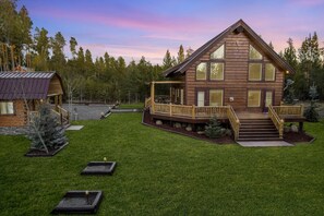Mountain General ~ ample parking, hot tub, fire pit, big yard, and horseshoe pits!