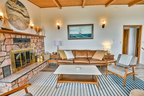 Spacious living room with leather sofa to relax and enjoy ocean views