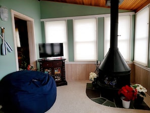 Cozy room with gas fireplace, TV, games. Overlooks the lake