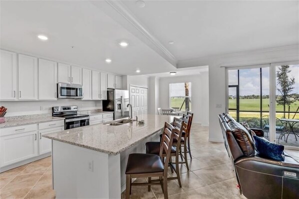 Bright & Inviting 1st Floor, On the Golf Course