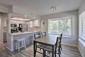 Dining Area | Free WiFi