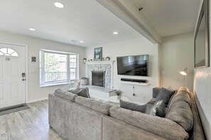 Living Room | Queen Sleeper Sofa | Smart TV w/ Cable | Gas Fireplace
