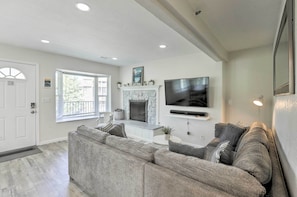 Living Room | Queen Sleeper Sofa | Smart TV w/ Cable | Gas Fireplace