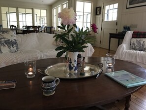 Grand room, two oversize couches,
fireplace, dining for 8, 10Ft daybed.