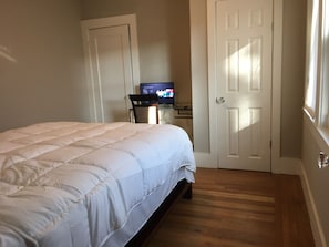 2nd bed room with queen-sized bed