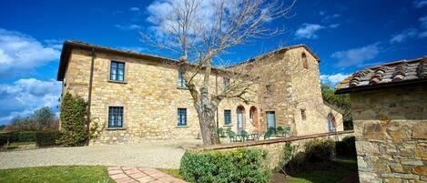 agriturismo-la-papessa-chianti-san-donato-farmhouse-fronthouse