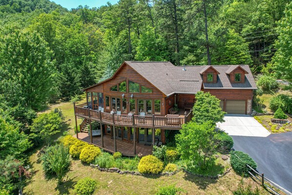 5 bed rooms, sleeps 12, large game room, hot tub, pool table, ping pong, 75 in TV, boss toss, and fantastic views
